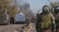 Demonstranti v Santiagu žádali o potraviny. Rozehnala je vodní děla