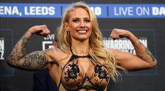 Sexy boxerka motivuje: Když se její oblíbený tým udrží, ukáže v šatně prsa