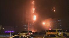 Mrakodrapy zachvátil požár, padající trosky ohrožovaly hasiče