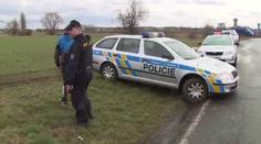 Řídil pod vlivem drog, policii chtěl utéct po poli. Skončil ve vazbě