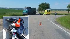 Motorkář vjel přímo pod náklaďák, který vyjel z vedlejší cesty
