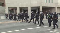 V Los Angeles stále platí zákaz nočního vycházení. Policie pokračuje v zatýkání