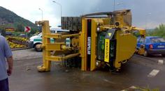 Po srážce s bagrem tři zranění a auto na odpis