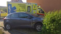 Sanitka vezla pacientku, když do ní vrazilo auto. Napálila do domu!