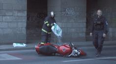 Motorkář narazil do auta, zlomil si ruce i nohy