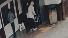 VIDEO: Hrozné záběry, kdy muž okrádá zmatenou seniorku. Ta netuší co se děje