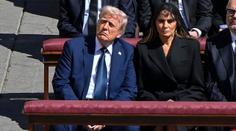 Trump se na pohřbu zasnil. Před trapasem ho na poslední chvíli zachránila Melania