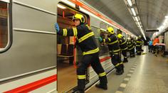 Metro B zastavil pád do kolejiště! Linka nejezdila v obou směrech