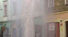 V centru Brna prasknul vodovod, policie uzavírá ulice
