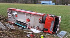 Hasičská cisterna mířila k požáru. Po cestě ale havarovala