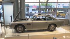 Střílí, mění značky, hází hřebíky. Bondův Aston Martin je na prodej!