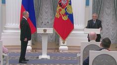 Putin nezvládl klidně stát. Podivně se převažoval dopředu, ruce se mu třásly
