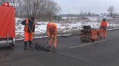 Silničáři lepí OBŘÍ DÍRY na silnicích! Co dělat, když si o ně ZNIČÍTE AUTO