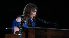 Taylor Swift se rozplakala na pódiu. Během jejího turné zemřeli už dva lidé