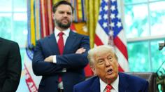 Trump ztrapnil Vance. Před zraky všech mu položil zákeřnou otázku