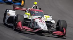 Formule po nárazu letěla vzduchem, závodníka odvezl vrtulník