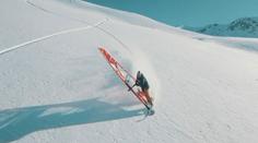 VIDEO: Windsurfing na sněhu! Sportovci si užívají jízdu v dechberoucí krajině