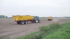 Evropě kvůli válce na Ukrajině chybí hnojiva. Potraviny zdraží, varují zemědělci