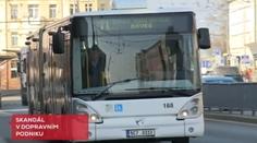 Řidič autobusu v Budějovicích močil venku, hned dostal výpověď