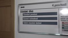 Digitalizace stavebního řízení stále není hotová. Kontrola hájí Bartošovy kroky
