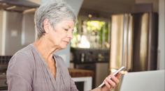Odvážná seniorka vyfotila podvodníka přímo při činu. Obral ji o statisíce