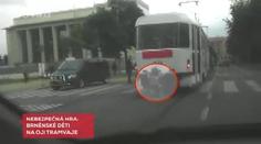 VIDEO: Riskují už i děti! V Brně se vozili na oji tramvaje malí kluci