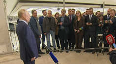 VIDEO: Putin umírá, spekuluje se v zahraničí. Před kamerami mu škubaly nohy