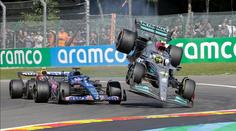 Je to idiot, řekl po kolizi s Hamiltonem Alonso. Brit chybu uznal