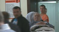 Zeman v Lánech komanduje podřízené z vozíku. Do patra ho nosí