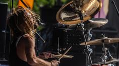 Léky i drogy. Úřad odhalil, co všechno měl zesnulý bubeník Foo Fighters v těle