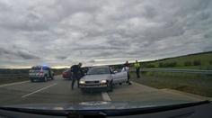 Zdrogovaného řidiče zastavili policisté při honičce speciálním manévrem