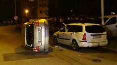 Silně opilá řidička se na sídlišti dokázala převrátit o stojící auta