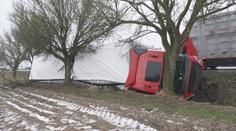 Řidiče trápí déšť a obleva. Pod kamionem se utrhla krajnice