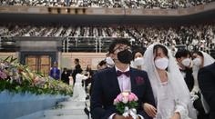 Ve zdraví i v nemoci. Tisíce párů si přes roušky řekly svá ano! GALERIE