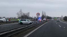 Na D10 se srazilo šest aut včetně sanitky. Zranila se jedna žena