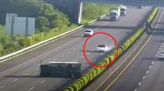 Selhání autopilota? Tesla vletěla přímo do převráceného náklaďáku!