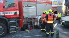 Trolejbus se v Plzni srazil s hasičským autem, řidič je zraněný