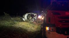 Tragická nehoda u Prahy, řidič převrátil auto na střechu
