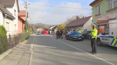 Muže ze Vsetínska obvinili z vraždy. Známého prý bodl a přejel autem