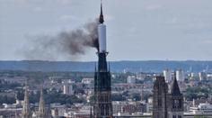 Věž gotické katedrály Notre-Dame v Rouenu zachvátil požár. Zasahovaly desítky hasičských vozů