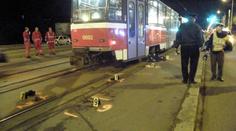 Žena vběhla v Praze pod tramvaj. Zemřela na místě