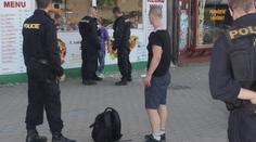 Mladíci v Plzni vymlátili stánek s kebabem! Zbili i prodavače