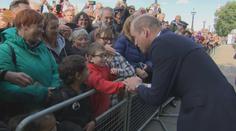 Král Karel III. s princem Williamem vyrazili mezi truchlící, kteří stojí ve frontě do Westminster Hall