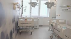 Po smrti miminek se do nemocnice vrací porodník. Lidé kvůli němu sepsali petici
