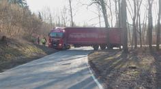 Kamioňák věřil navigaci, pak se chtěl otočit a zablokoval silnici