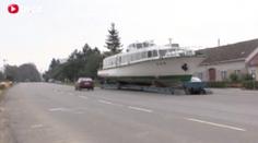 VIDEO: Na návsi v Lesné už tři týdny parkuje parník