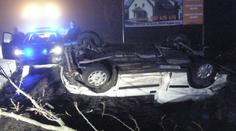 Řidič přerazil autem strom, od zraněného spolujezdce utekl