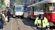 Opilá žena VEŠLA přímo POD JEDOUCÍ TRAMVAJ! ZÁZRAKEM PŘEŽILA!