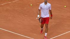 Djokovič opět v ráži! Lítala raketa a praskaly struny, rozhodčí zasáhl