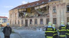 Policie vyšetřuje explozi domu ve Znojmě. Rodiny před Vánoci přišly o domov